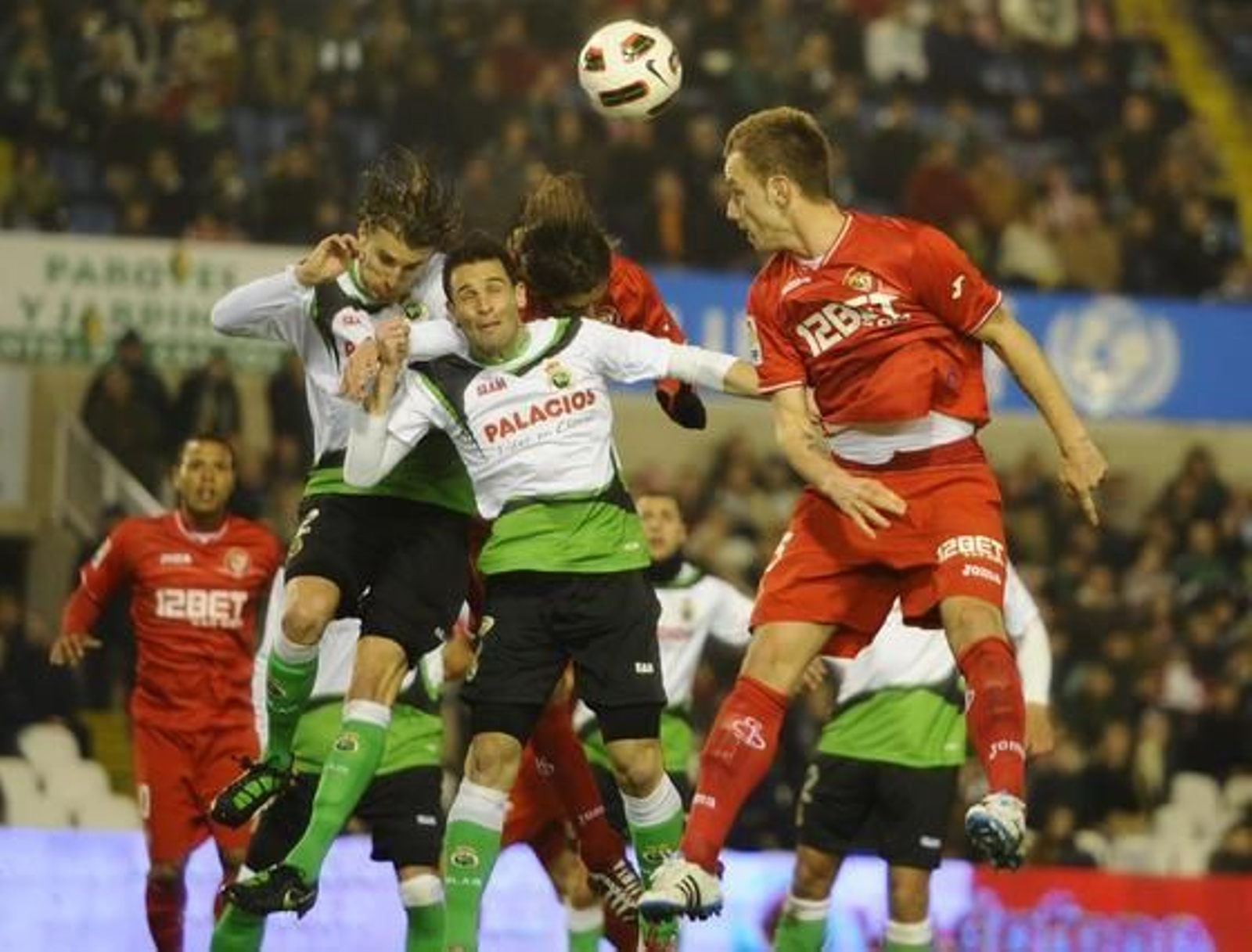El Sevilla pierde un punto en el descuento frente al Racing (3-2). / Félix Ordóñez