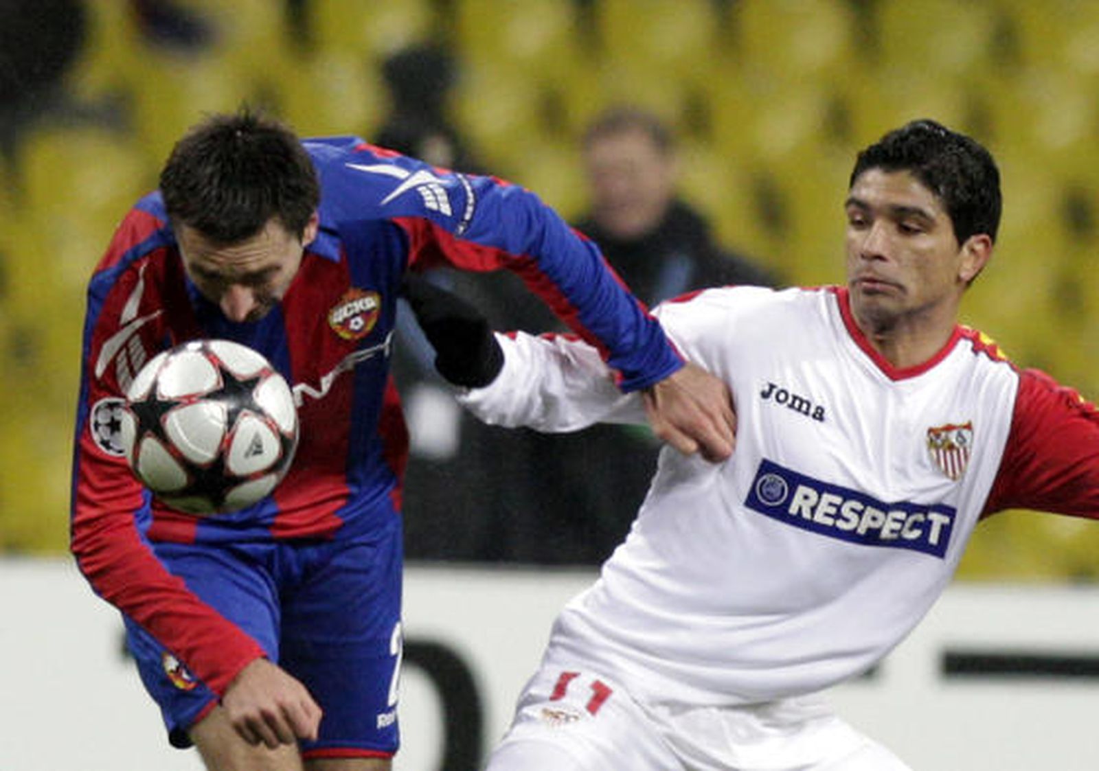 Renato intenta alcanzar un balón despejado por un defensa del CSKA.

Foto: Antonio Pizarro