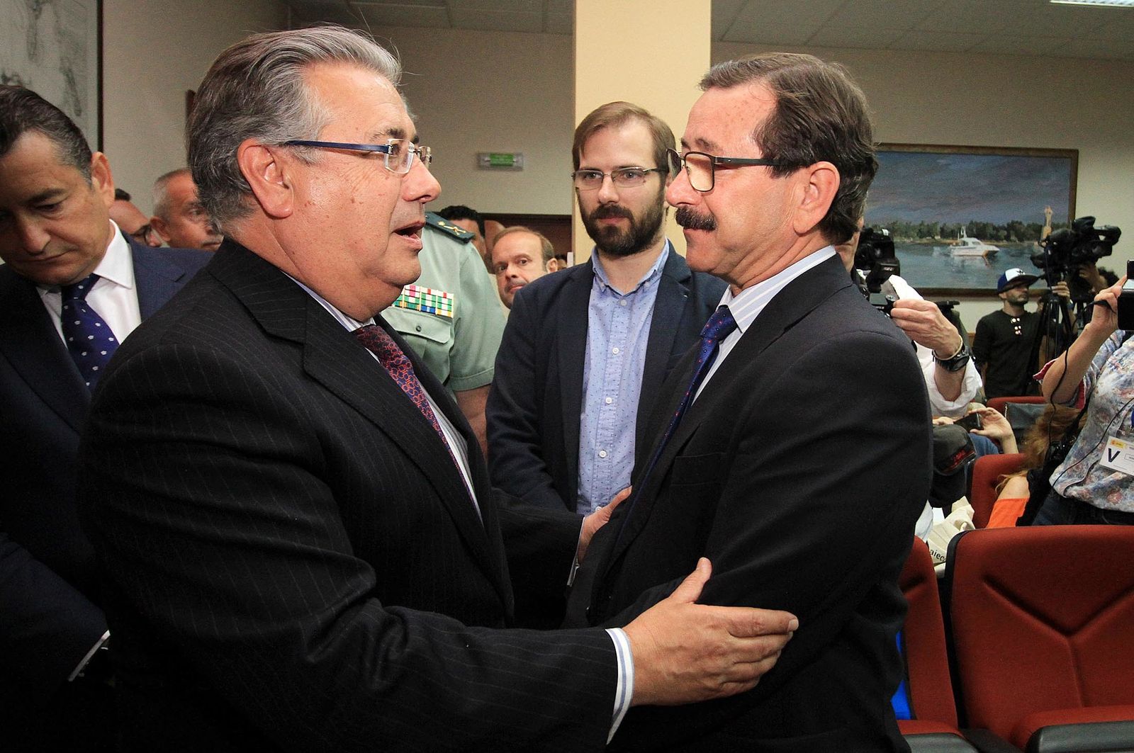 Juan Ignacio Zoido, ministro del Interior, presenta en la Comandancia de la Guardia Civil la nueva versión de AleryCops y el dispositivo del Rocío y posteriormente acude a la Diputación de Huelva para visitar la exposición sobre el terrorismo, en imágenes