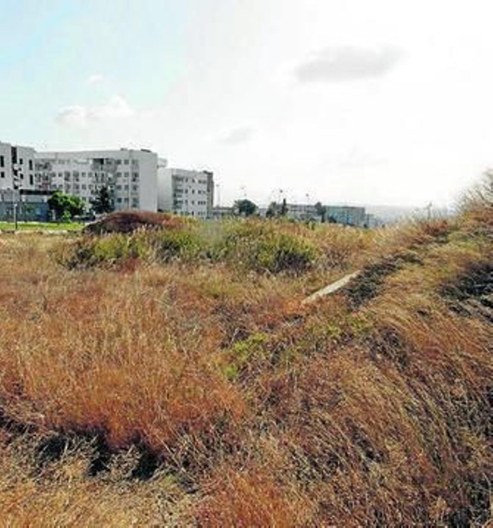 Parcela a la venta para construir viviendas protegidas.