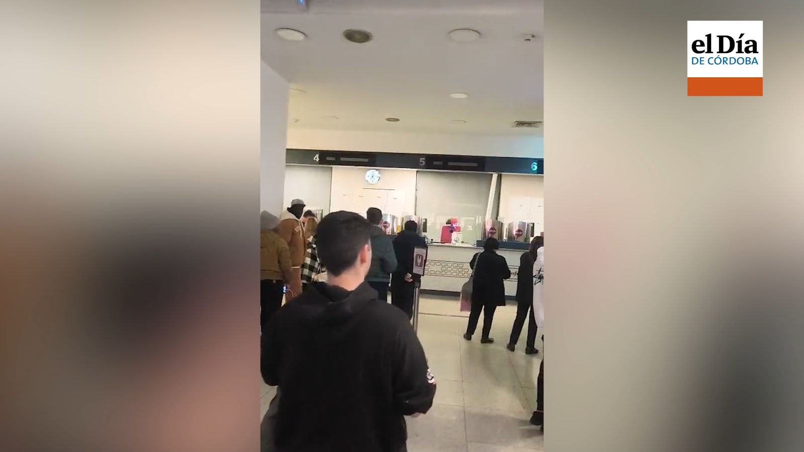 Colas en la estación Julio Anguita de Córdoba para conseguir billetes de tren