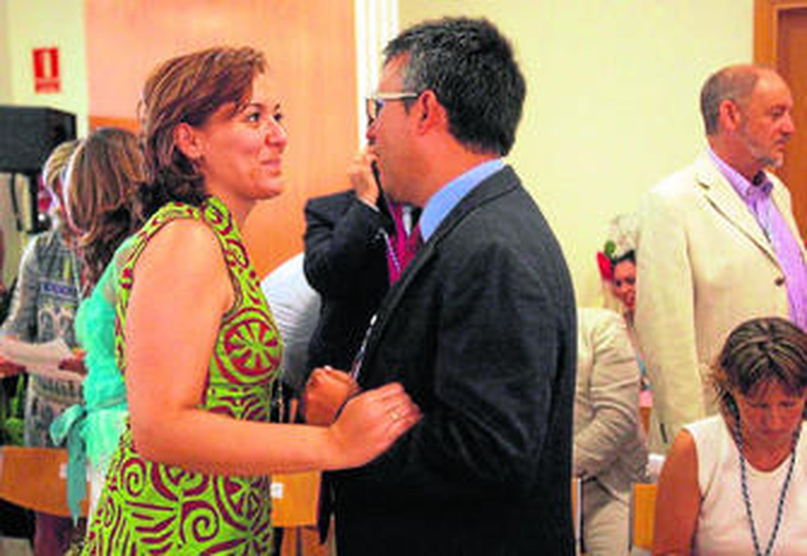 Gemma Araujo y Alejandro Sánchez, conversan antes del pleno, tras el cual se celebró la junta de Emusvil.