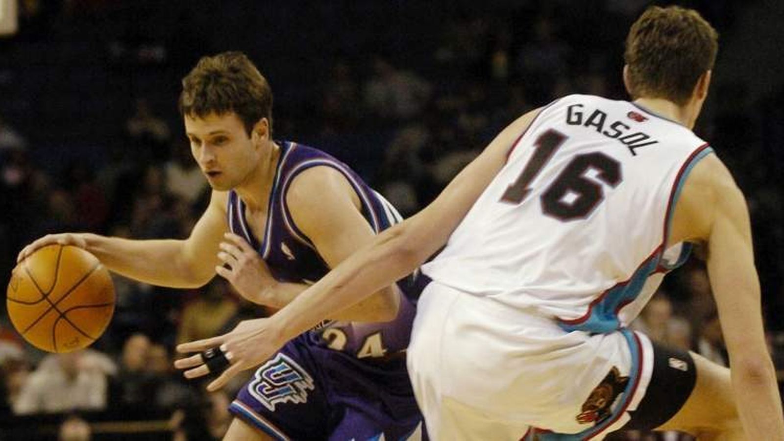 Raúl López dribla a Pau Gasol en un partido histórico entre españoles en la NBA.