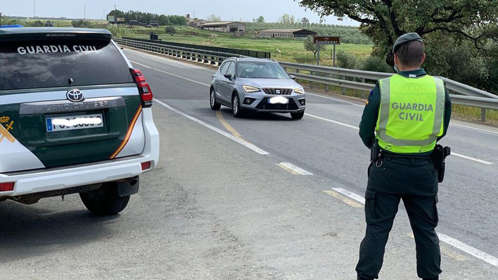 Un agente de la Guardia Civil, en la carretera durante la intervención para asistir a la joven herida.