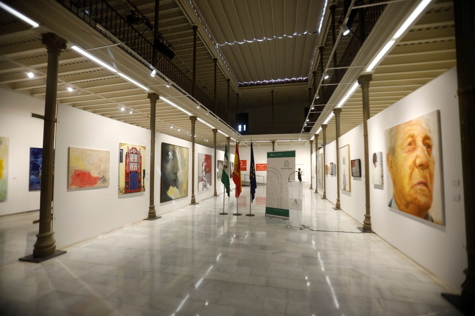 La exposición del Teatro Cómico de Córdoba sobre los 20 años de la Fundación Gala, en imágenes