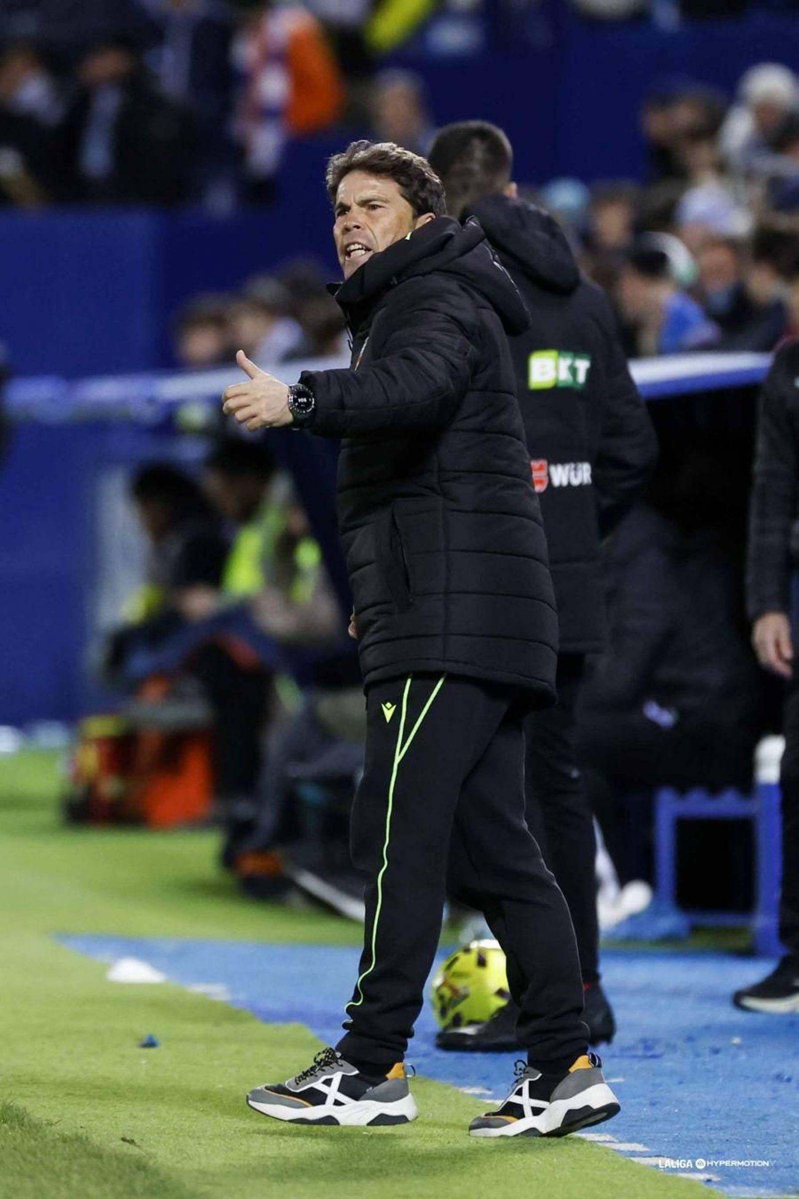 El catalán aprueba una de las jugadas de su equipo durante el encuentro.