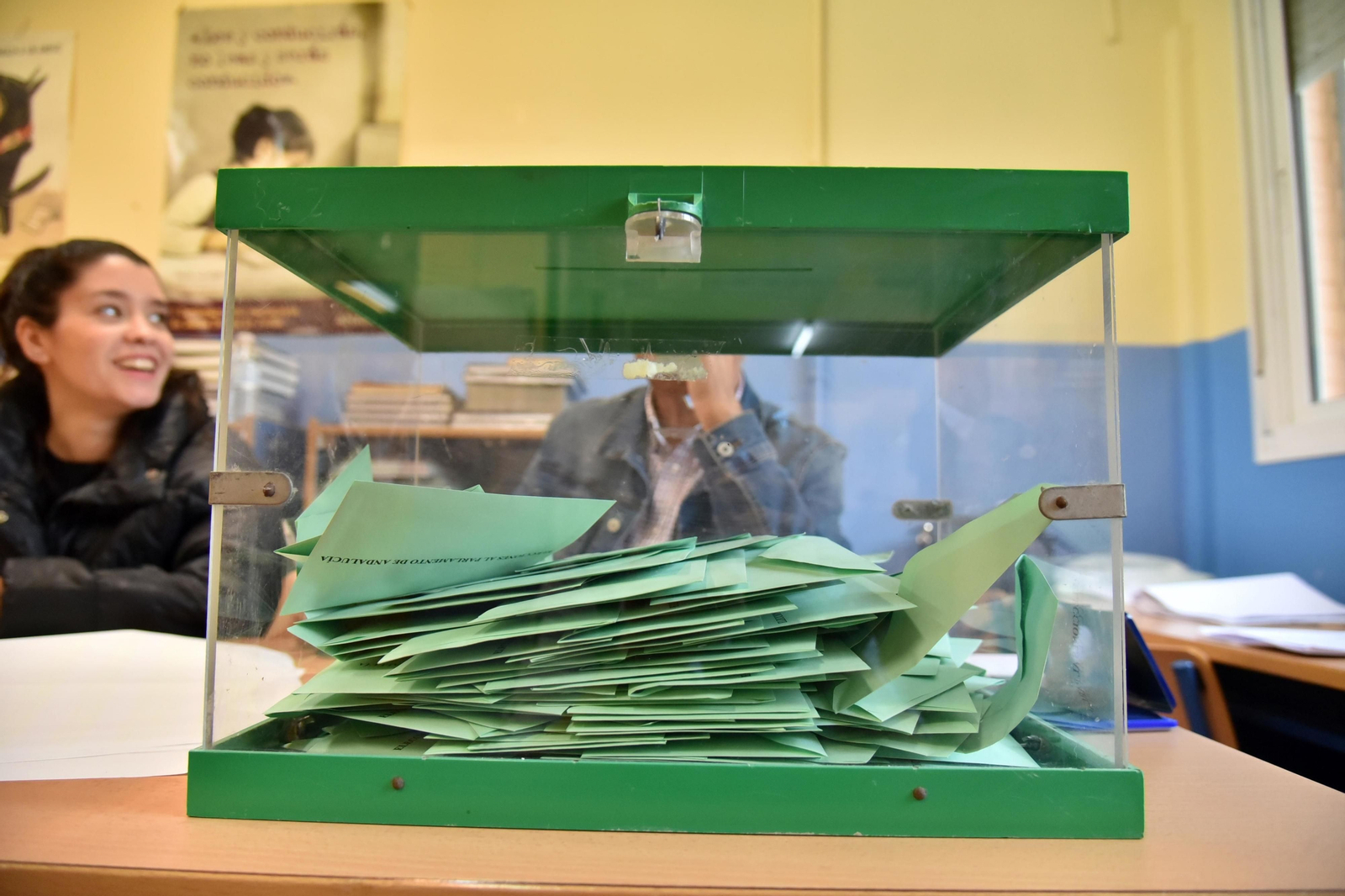 Elecciones andaluzas 2018. Una urna en el IES Puerta del Mar de Algeciras