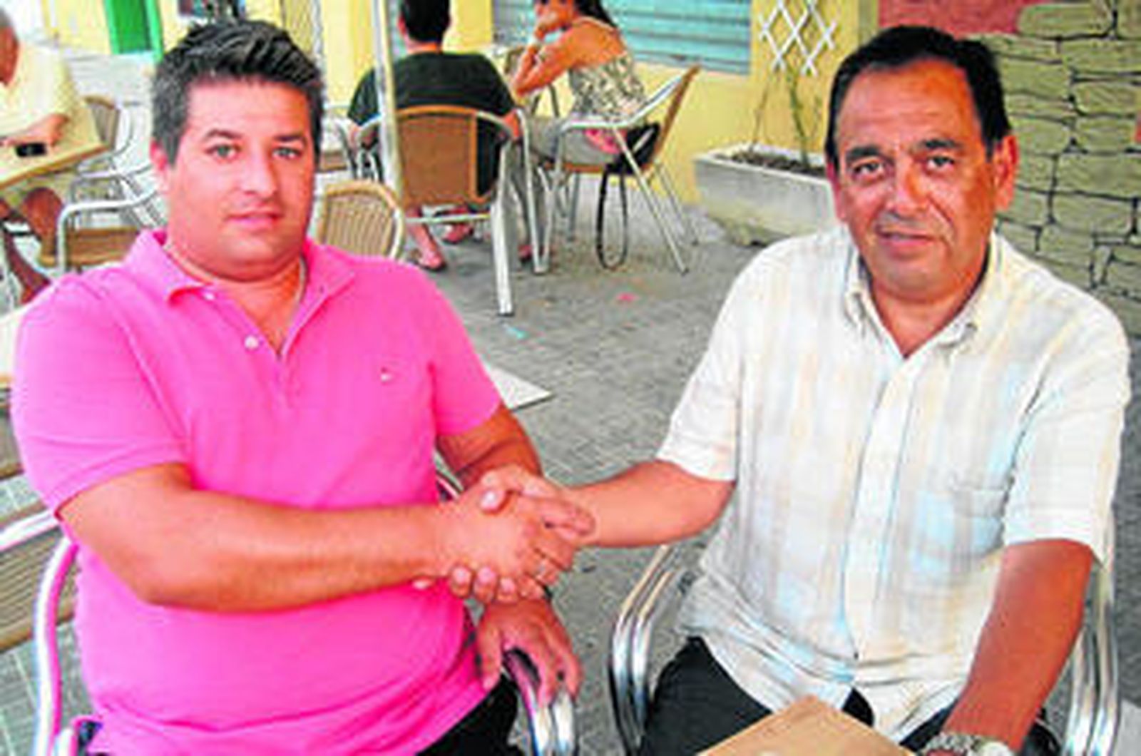 Sergio Barroso (i) estrecha la mano de Pablo Isorna, presidente del club gaditano.