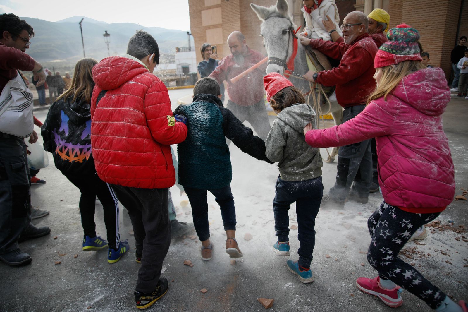 Las mejores imágenes del cierre de fiestas en Fiñana con "Las Ollas"