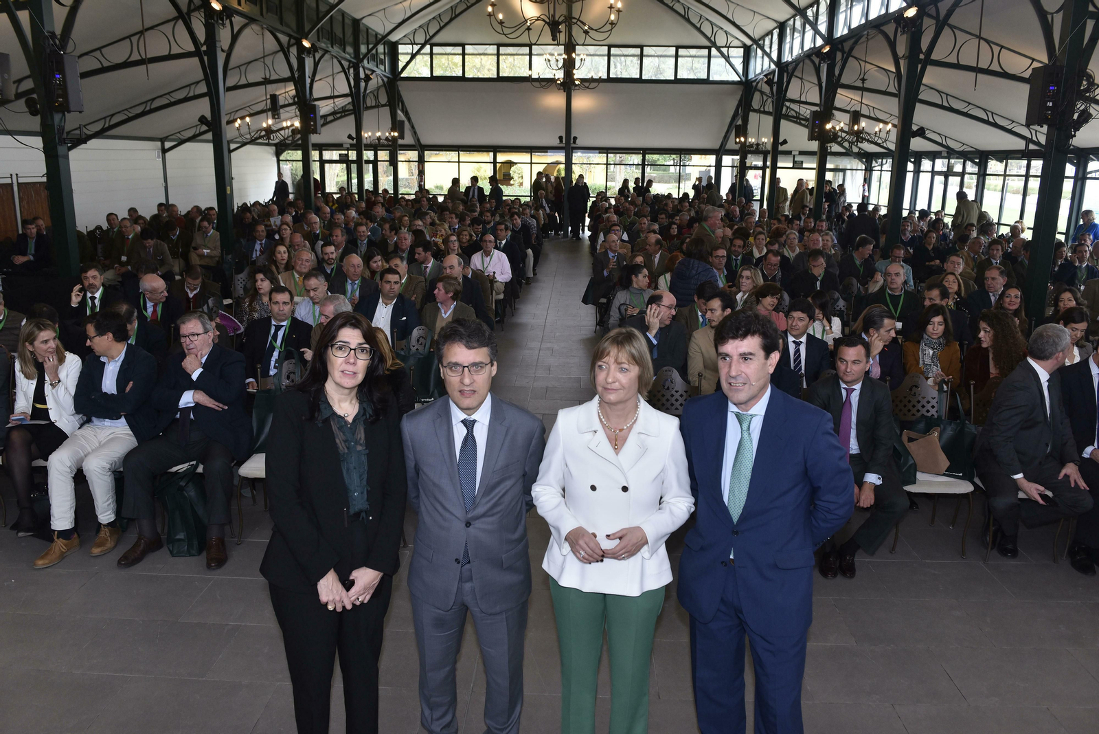Delante del auditorio, Carme Sabrí, directora de Agrobank; Fernando Miranda, secretario general de Agricultura; María Jesús Catalá, directora territorial de Caixabank en Andalucía Occidental, y Víctor Allende, director de Banca Privada y Banca Premier de Caixabank.