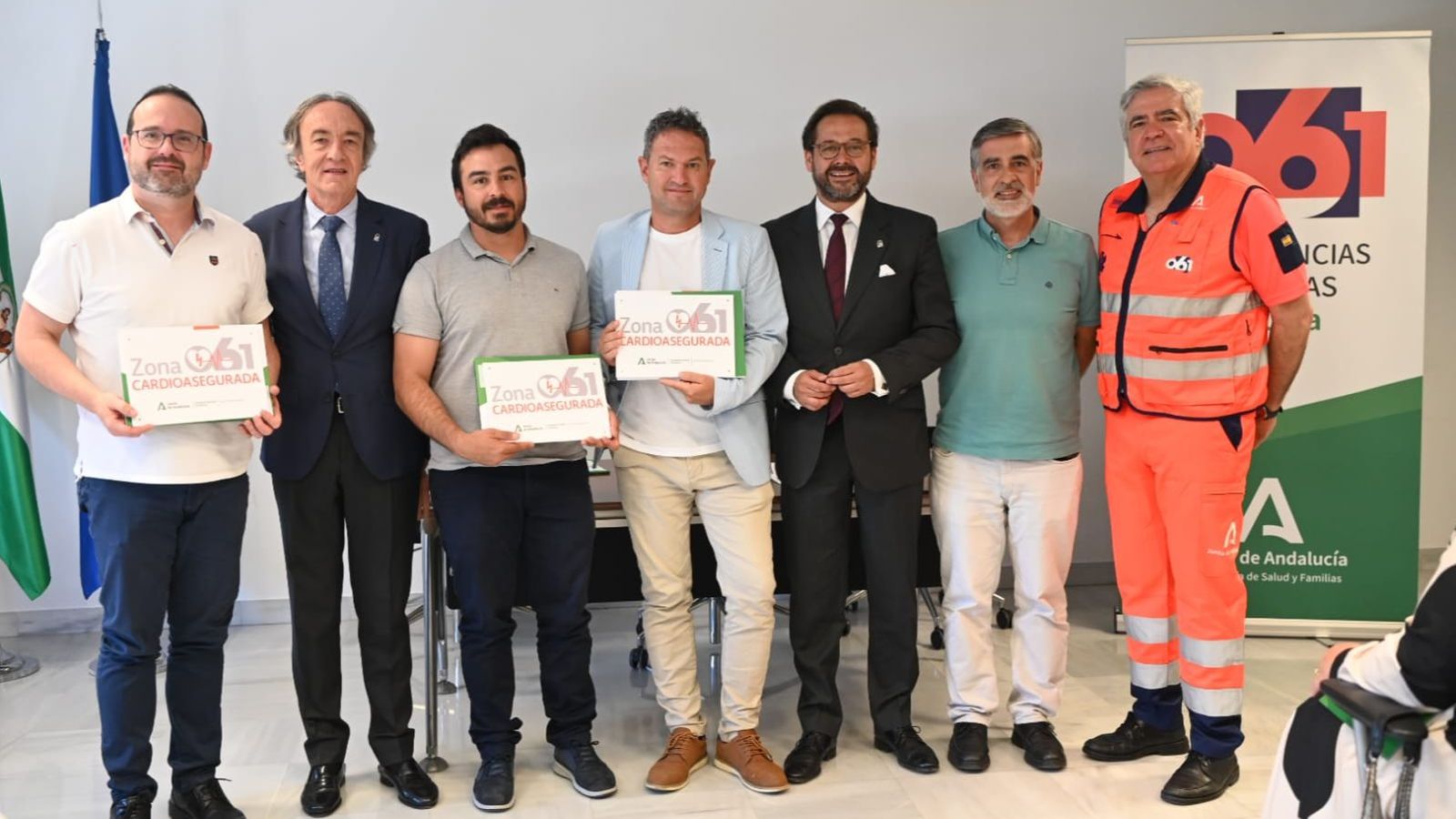 Las autoridades hacen entrega del distintivo a las nuevas 'zonas cardioaseguradas'