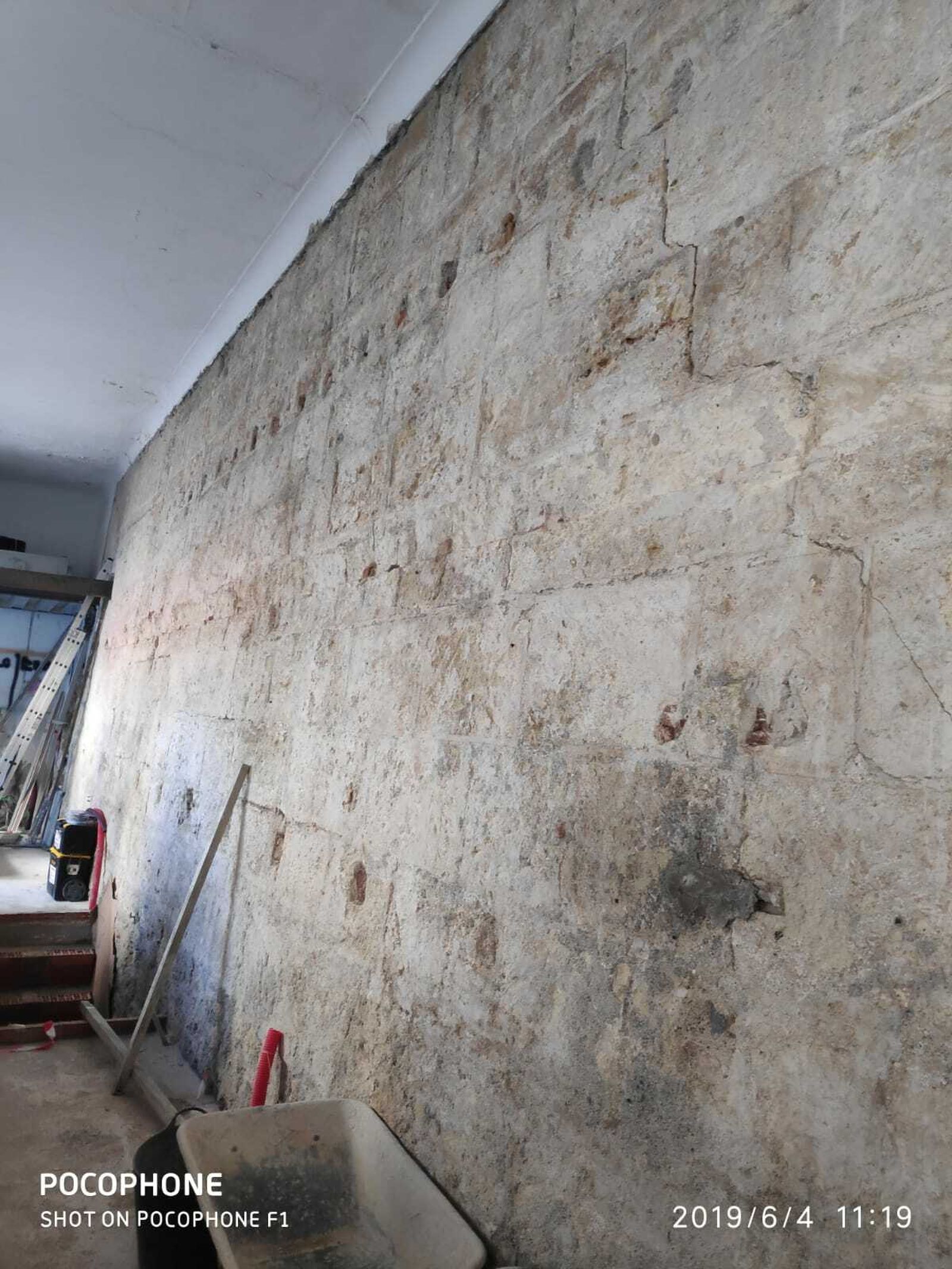 Restos de la muralla de Almería que aparecieron tras picar el yeso de la pared durante las obras de adaptación del local