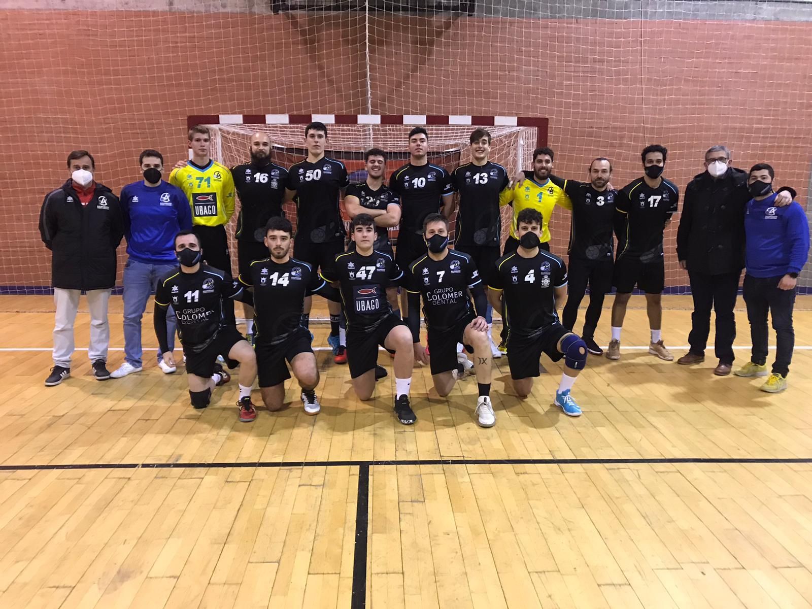 Jugadores, técnicos y directivos del Ciudad de Algeciras posan tras su victoria sobre el Triana