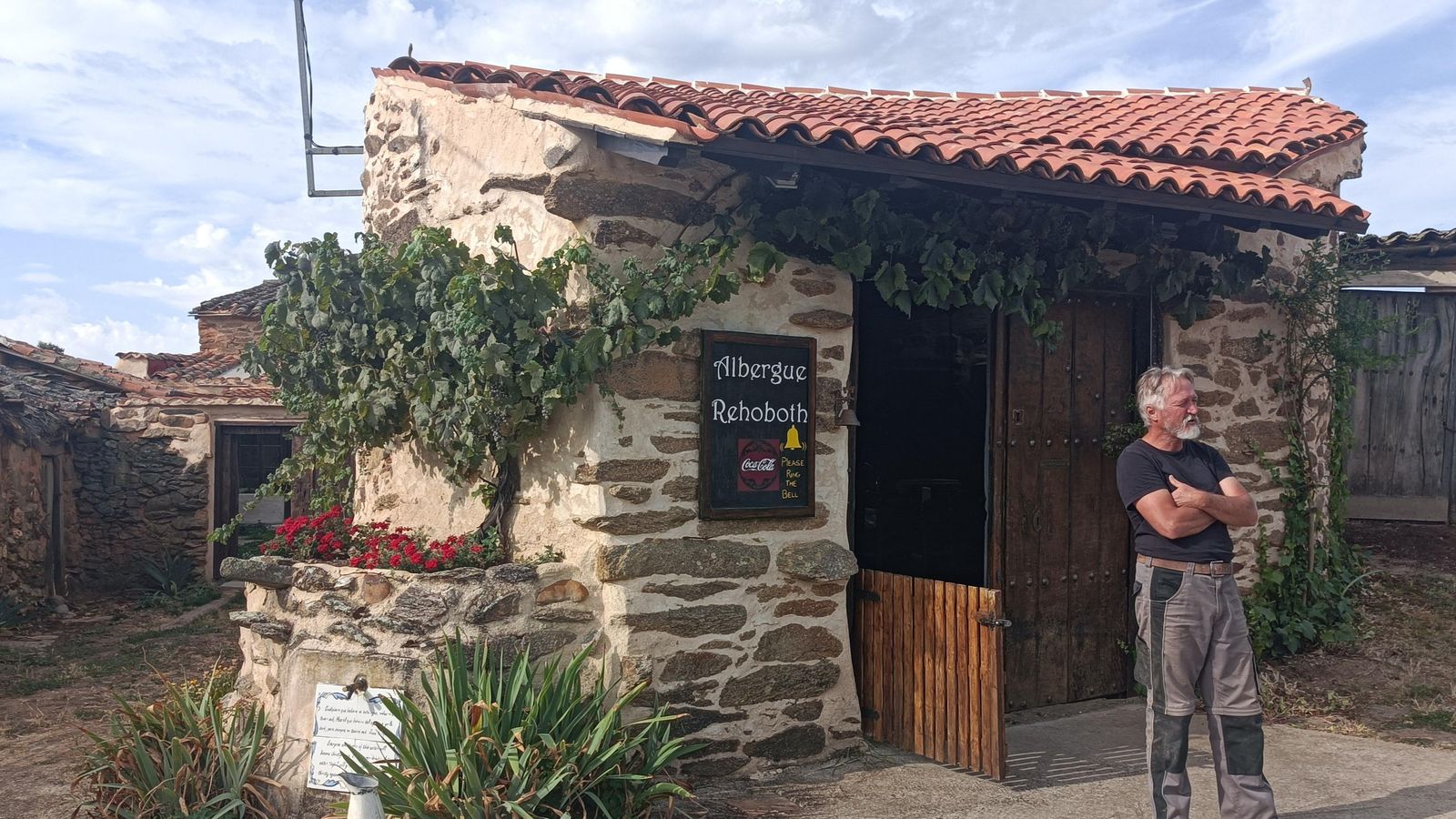 El Albergue Rehoboth y su hospitalero, Craig Wallace. Un interesante lugar donde parar a dormir o para tomar un café.