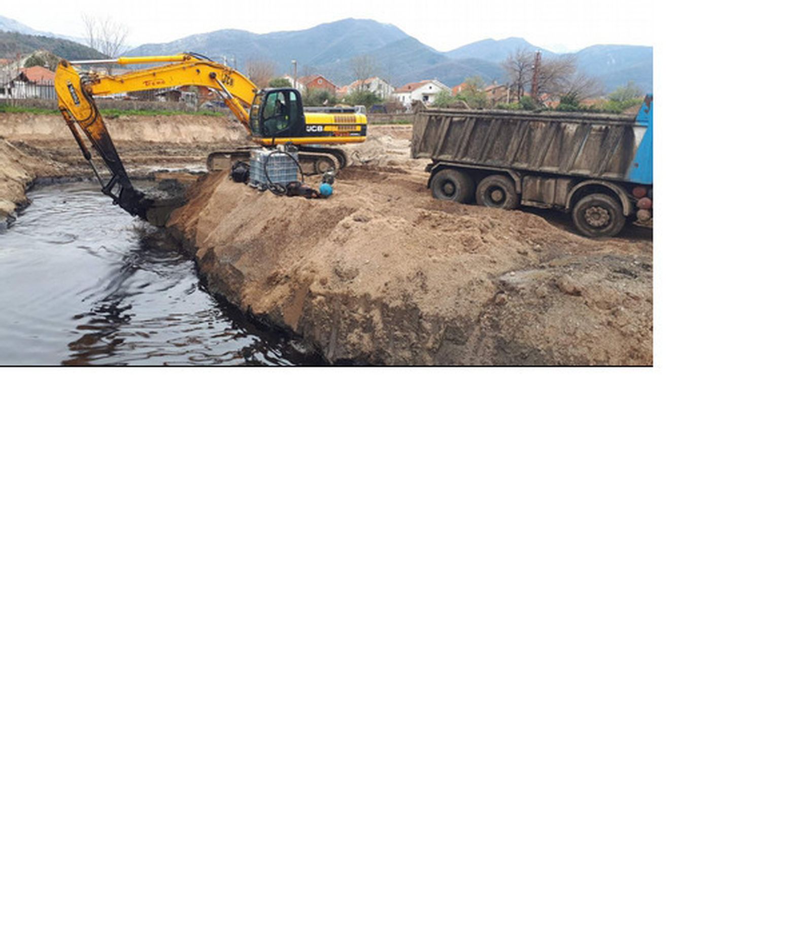 Una excavadora trabaja en Bijela, de donde proceden los residuos de Nerva.