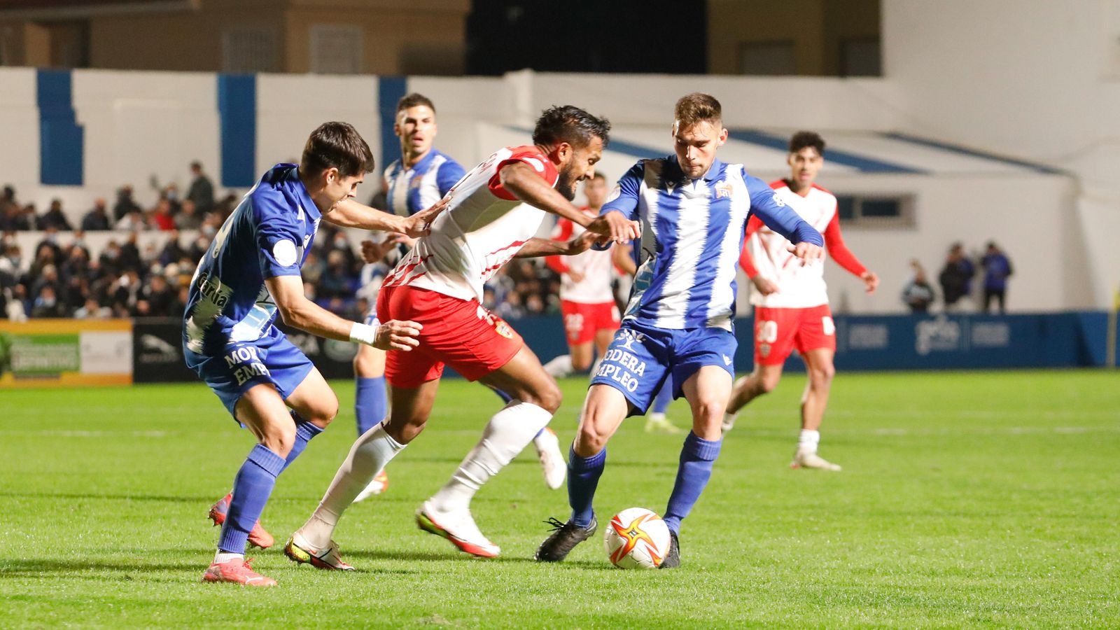 Sousa intenta zafarse de dos contrarios