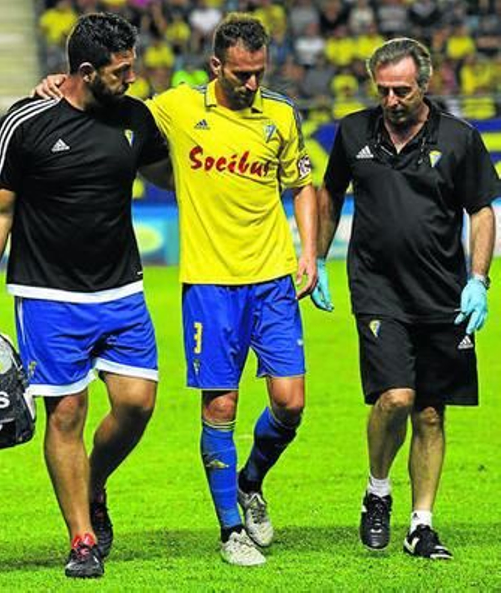 Servando mira al césped mientras se retira lesionado.