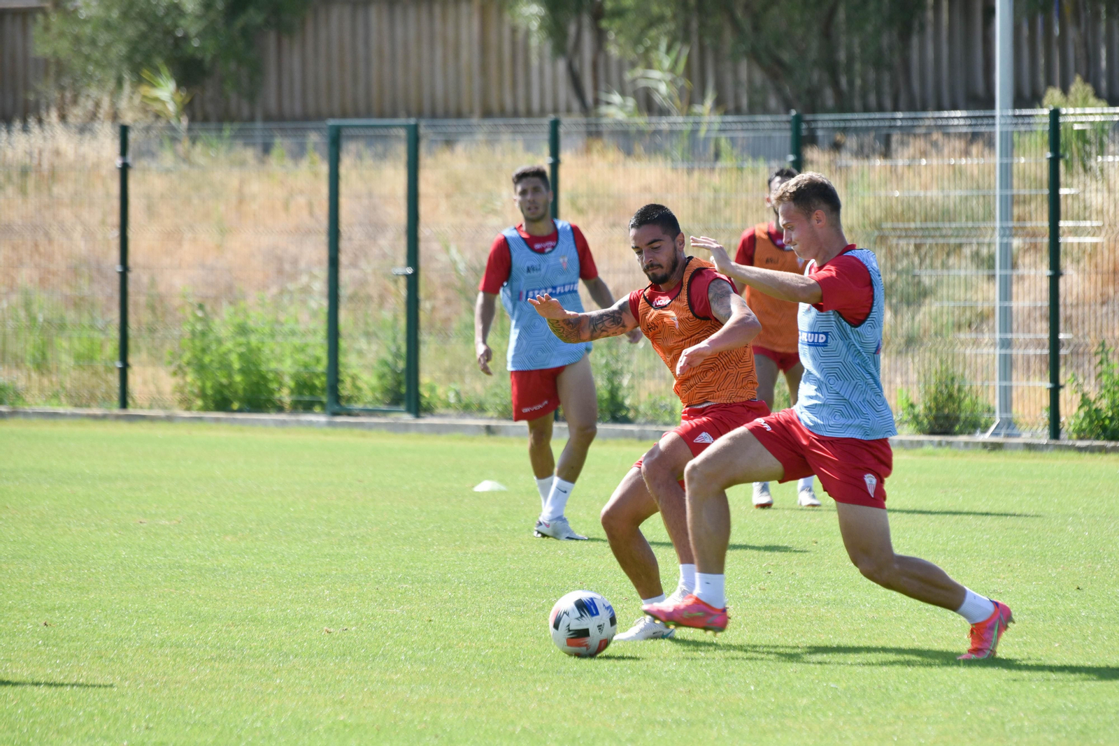 Tomás pelea el balón con Tresaco.