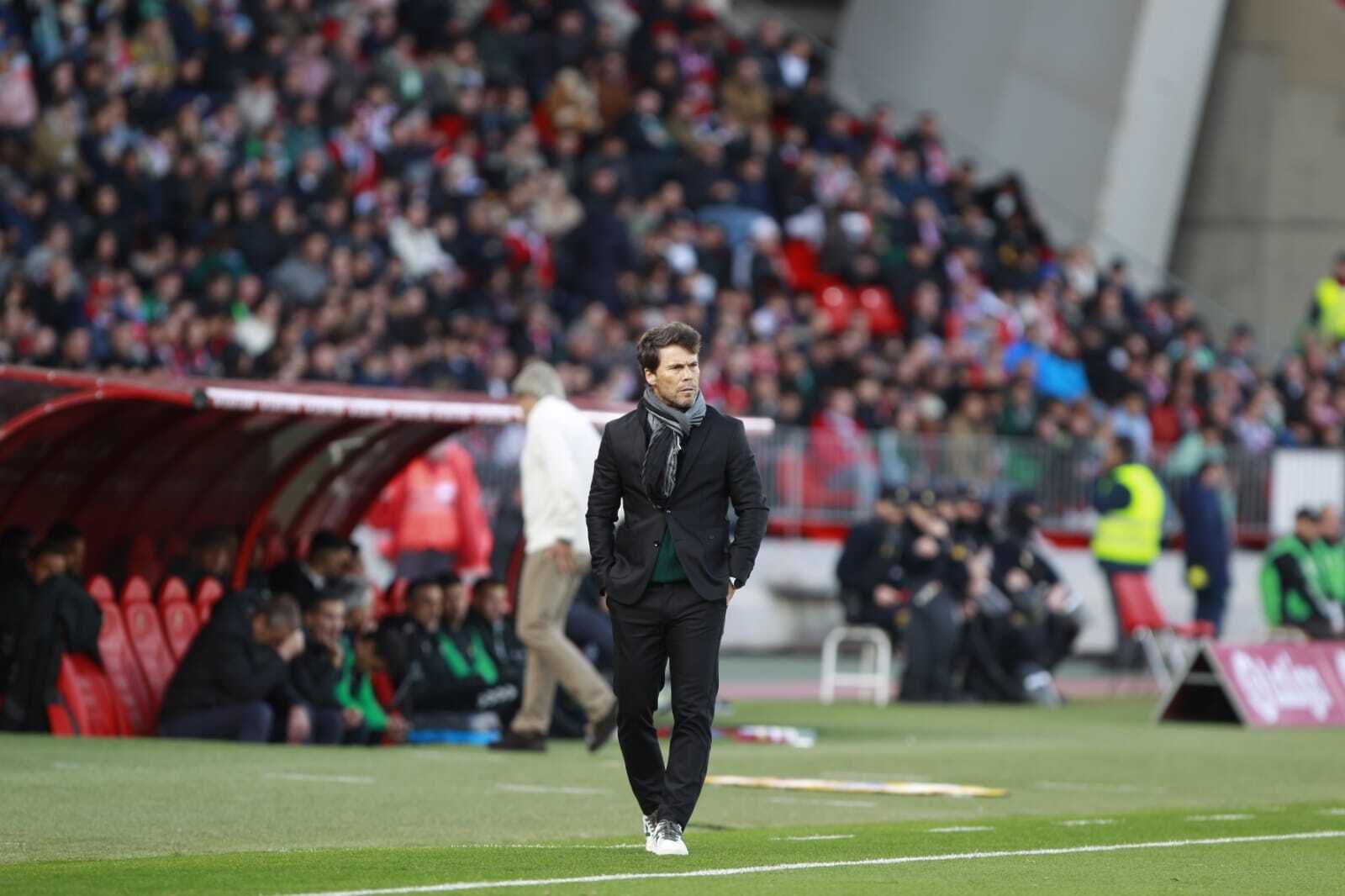 Rubi camina pensativo en la zona técnica del banquillo