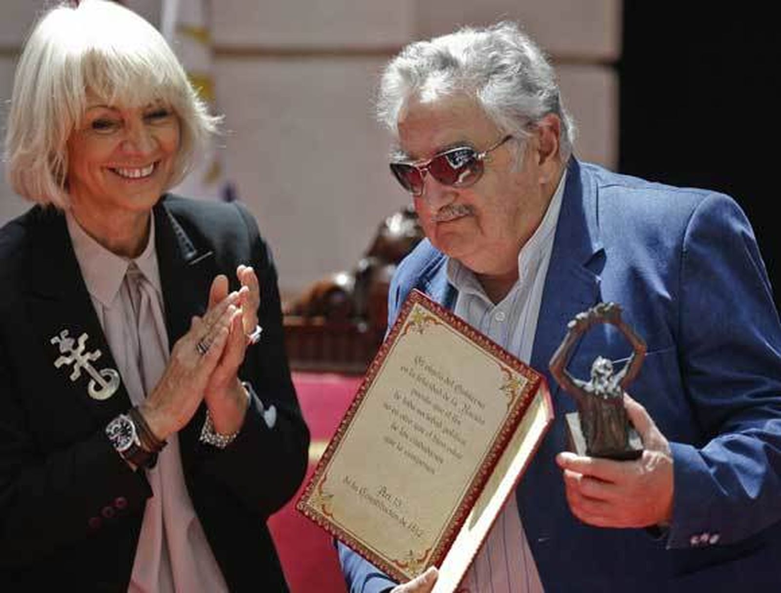 José Mujica recibe el galardón de manos de la alcaldesa, Teófila Martínez. /Julio González