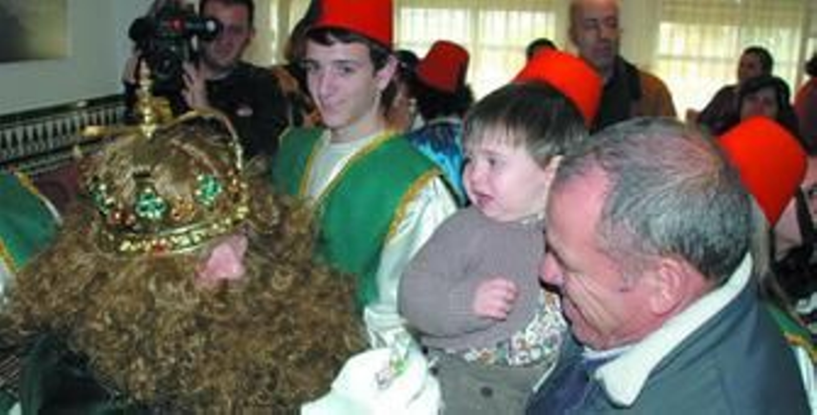 La sorpresa se refleja en el rostro del pequeño al recibir el saludo de Gaspar en la residencia Virgen del Rocío.