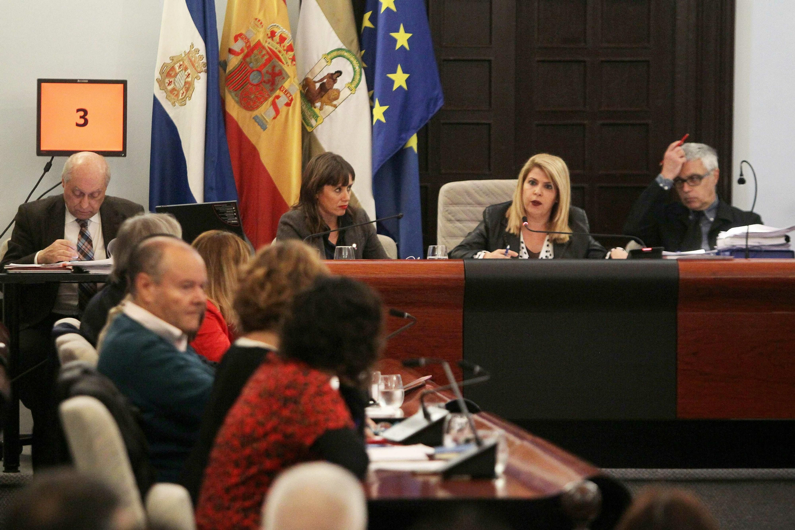 La alcaldesa, con gesto serio, se dirige este jueves a Camas tras las quejas de la oposición.