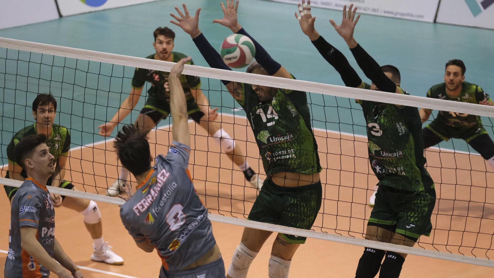 Bloqueo de los ahorradores durante un encuentro de esta temporada.