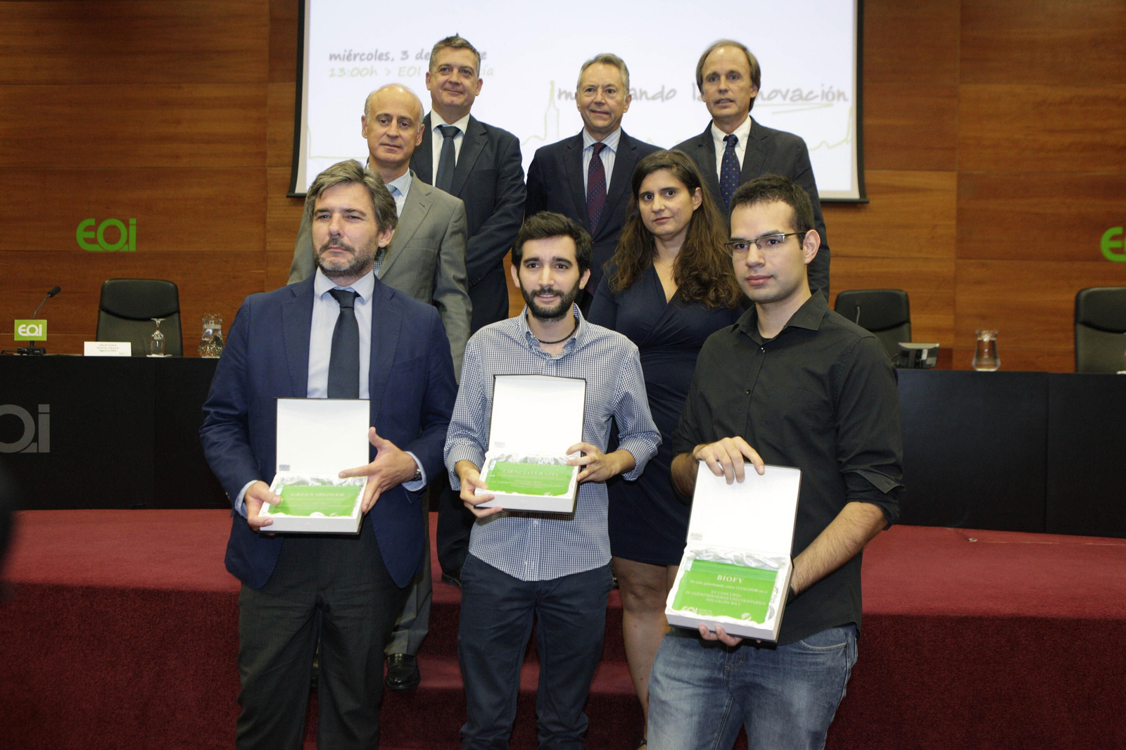 En la fila de arriba, Francisco Velasco, director de EOI Andalucía; Julio Coca, director de la Agencia Idea; José Joly, presidente del Grupo Joly; Dolores Martínez, directora de Innovación, Emprendedores y Pymes de EOI Andalucía; y Enrique Ybarra, presidente y CEO de City Sightseeing. En la fila de abajo, los galardonados: Octavio Garrido, que recibió el premio en nombre del accésit Sergio Blanes (Greenshower); Jesús Ángel Gómez, también accésit por Cienciaterapia; y el premiado, Fernando Matías Canale, por Biofy.