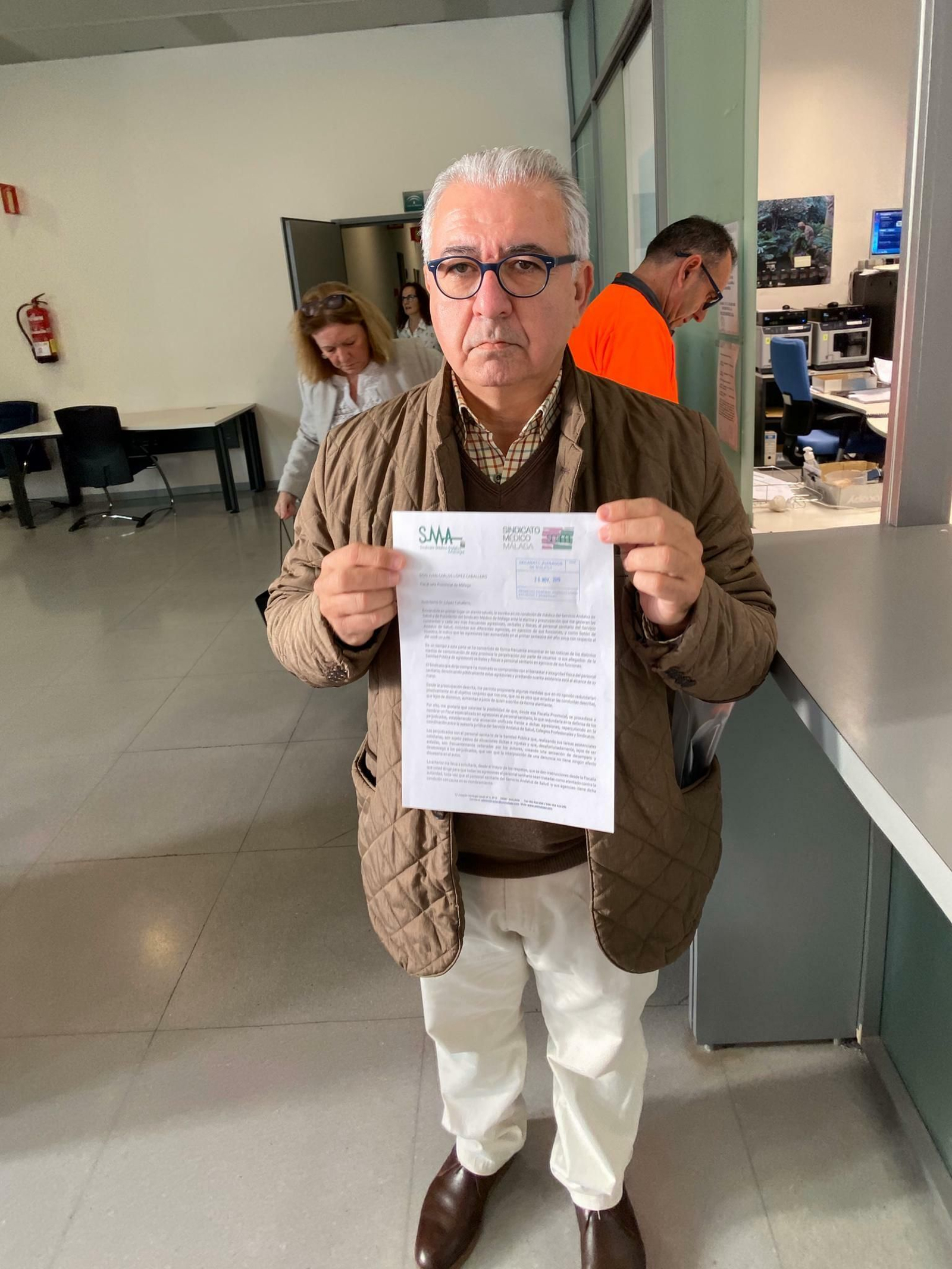 Antonio Martín, presidente del SMM, en el momento de entregar la carta a la Fiscalía.