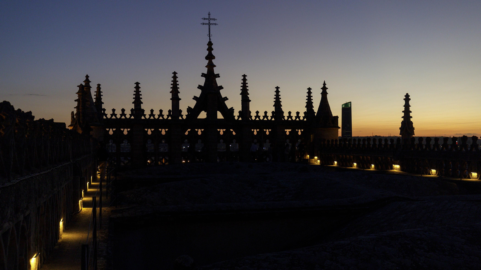 Recorrido de la visita por las cubiertas de la Catedral de Sevilla, al atardecer