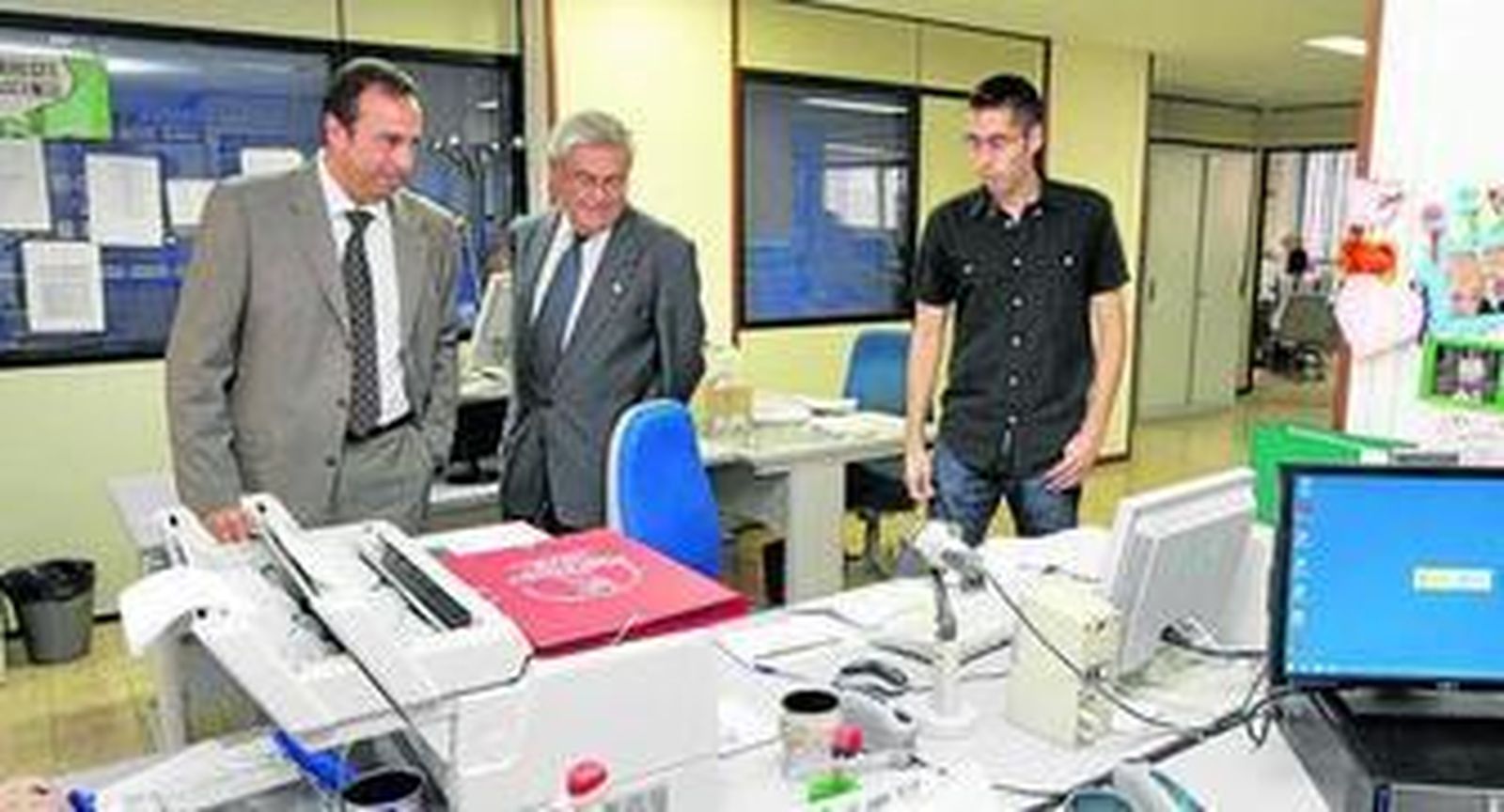 El subdelegado del Gobierno durante una visita a la Jefatura de Tráfico de Almería junto a José María Méndez.