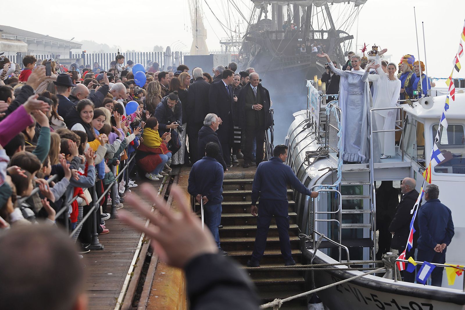 Imágenes de la mágica llegada de los Reyes Magos y la Estrella de la Ilusión a Huelva en barco