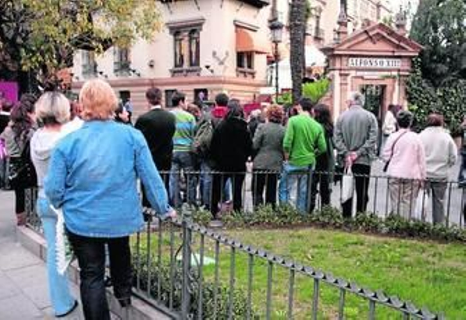 Decenas de curiosos se agolparon ayer a la entrada del hotel Alfonso XIII.