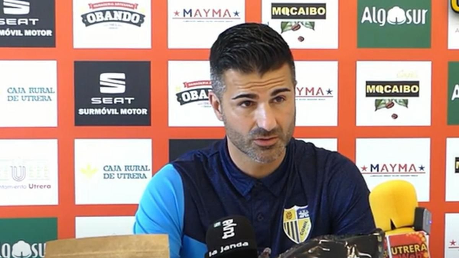 Simón Carro, entrenador del Conil, durante una rueda de prensa.