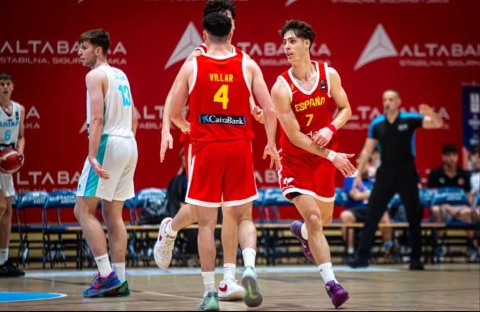 España sub 18 arrasa a Eslovenia (69-97) con Del Pino de líder