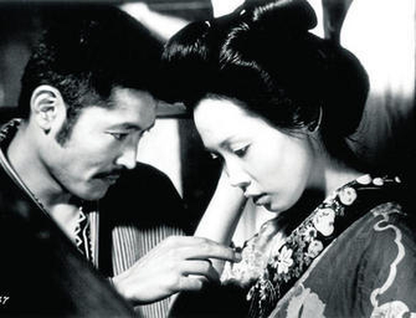 Fotograma de 'El imperio de los sentidos' (1976), la obra que lanzó a la fama internacional a Nagisa Oshima.