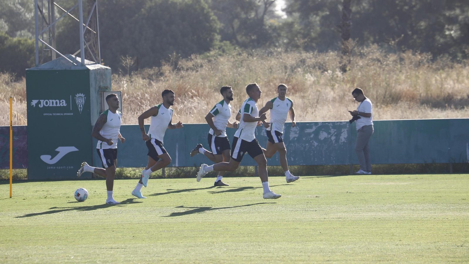 Los jugadores del Córdoba se ejercitan en la Ciudad Deportiva.