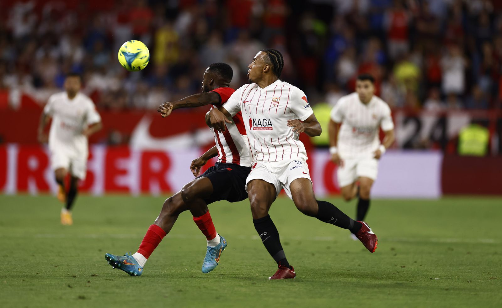 Koundé presiona a Iñaki Williams en su último partido con la camiseta del Sevilla.