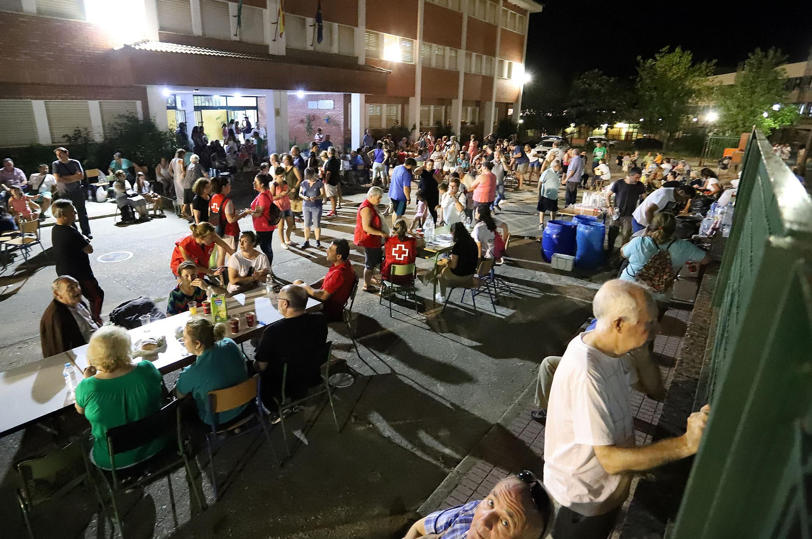 Imágenes de los evacuados de  Almonaster acogidos en Cortegana por el incendio