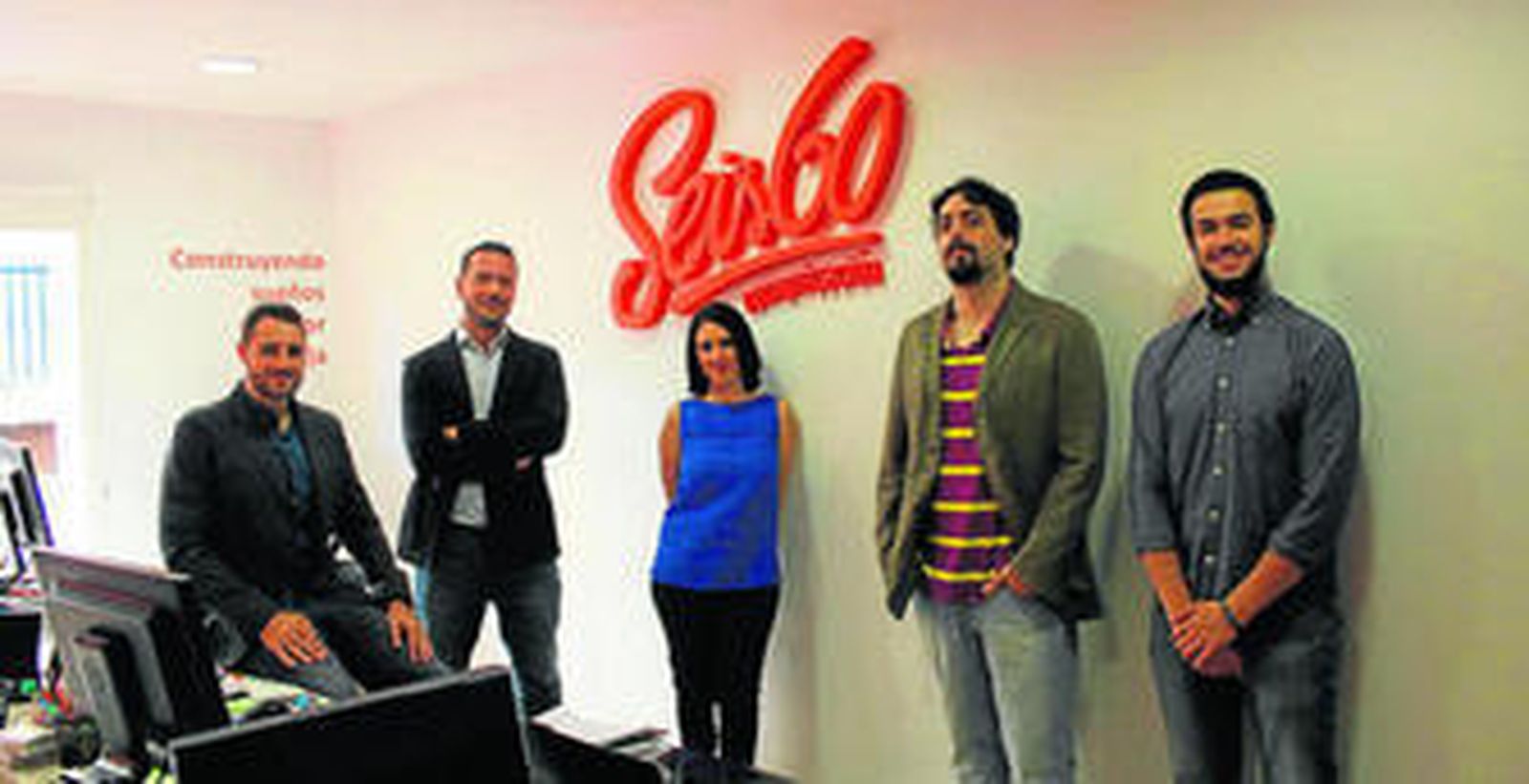 1. El equipo de Seis60 en sus oficinas. 2. Alicia Casado, directora de Seis60 (segunda por la derecha) y representantes del Colegio de Ópticos-Optometristas de Andalucía recogen el Premio en el Congreso de los Diputados.