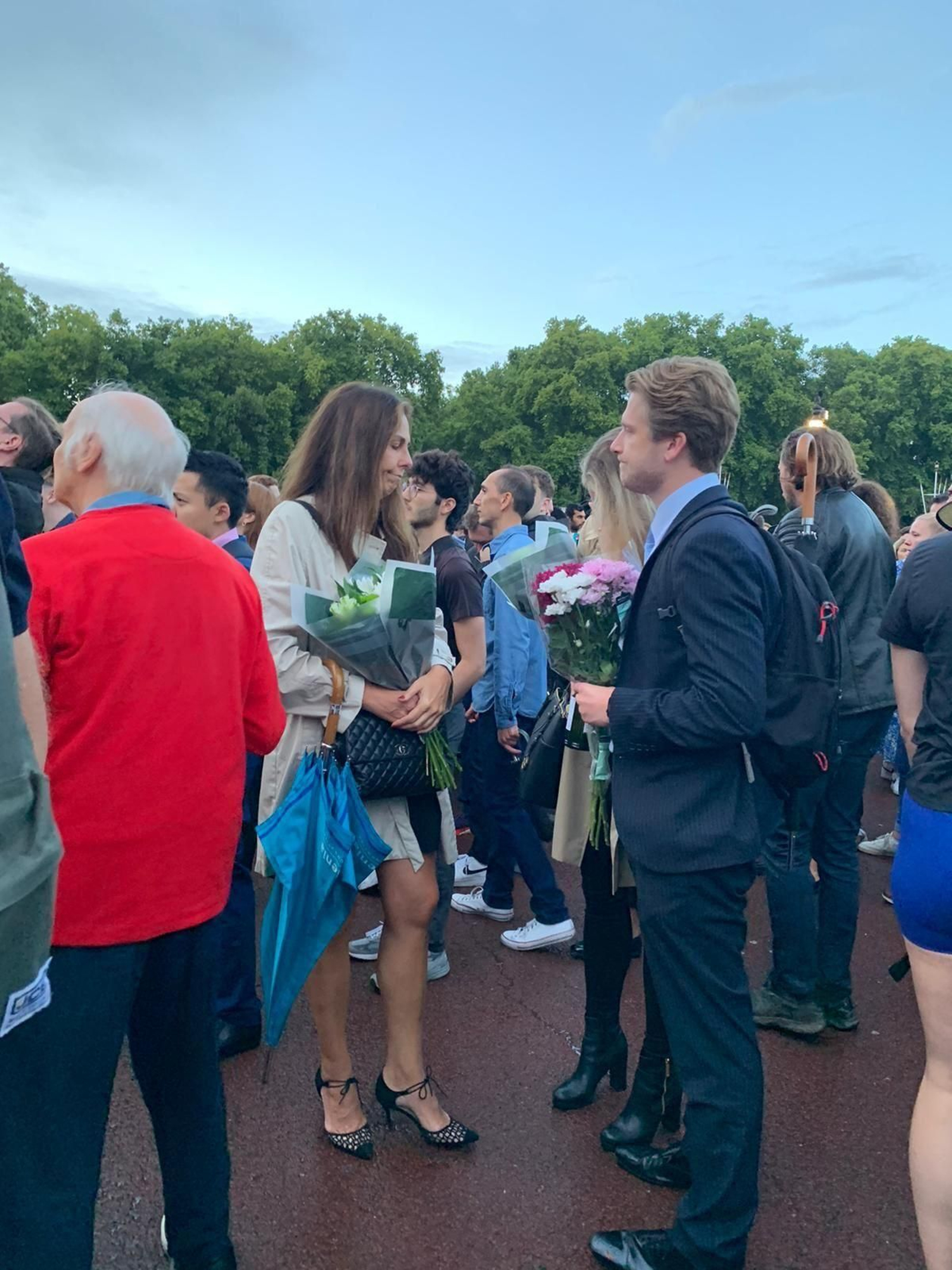 Los británicos acuden a Buckingham Palace tras el anuncio de la muerte de Isabel II