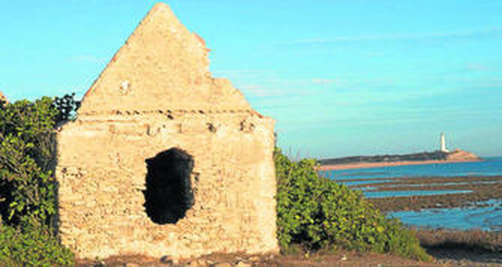 A la antigua casilla con tejado a dos aguas se le está añadiendo un porche con vuelo de perfil curvo.