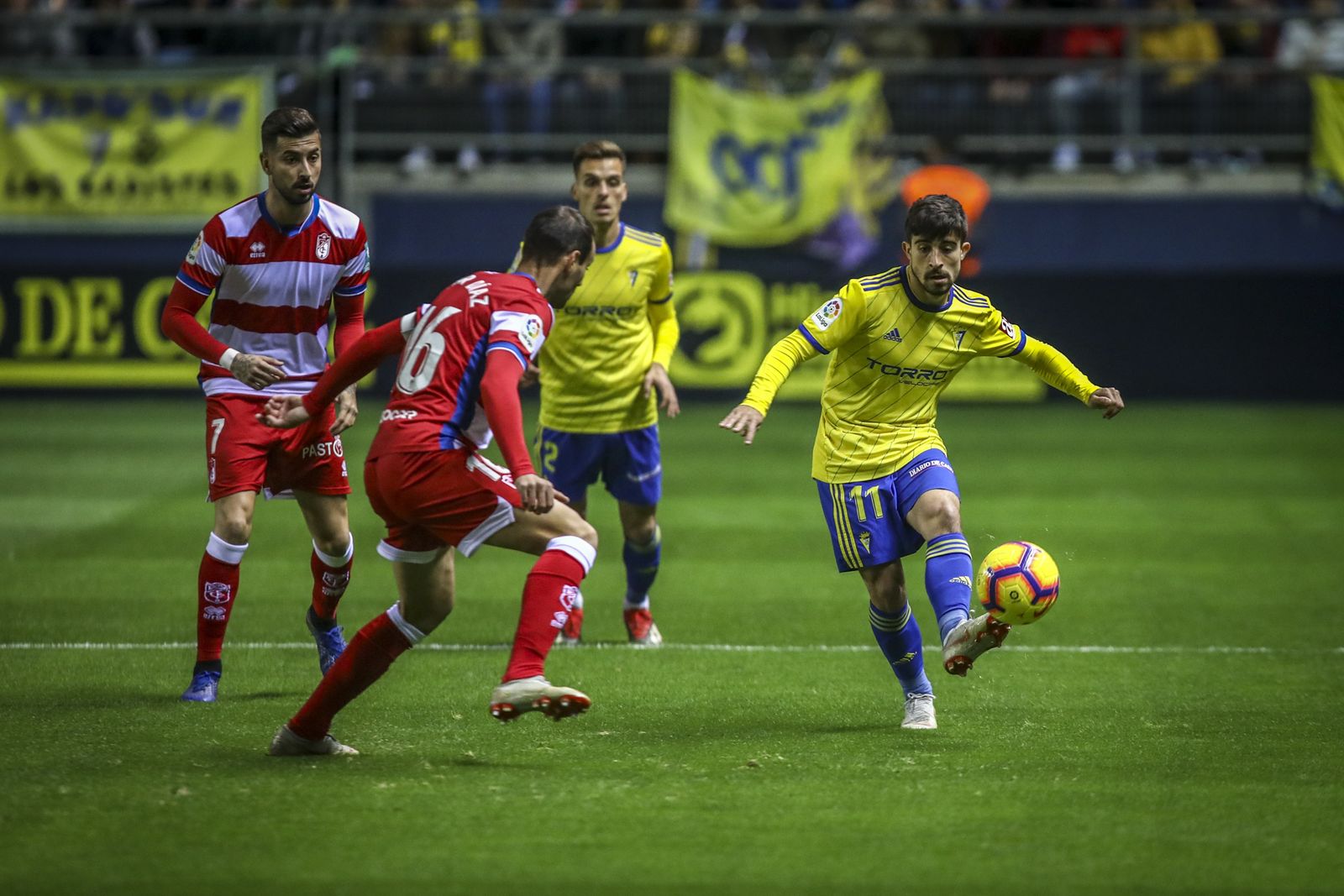 Jairo desplaza el balón en el último encuentro del Cádiz.