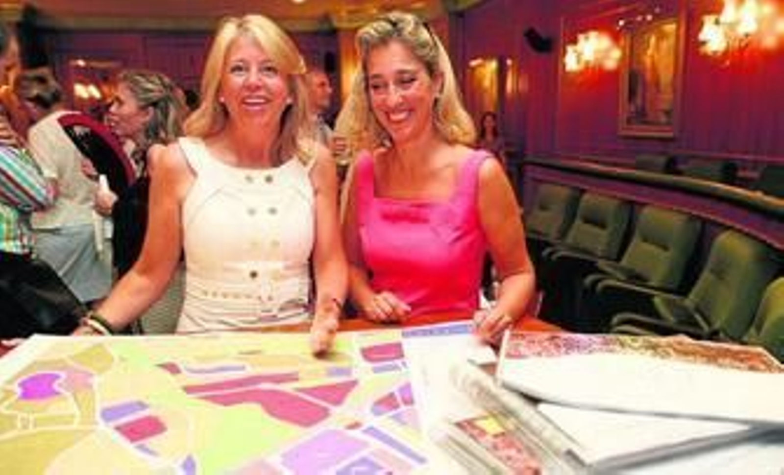 La ex alcaldesa de Marbella con la ex concejal de Urbanismo, el día en el que se aprobó el documento.