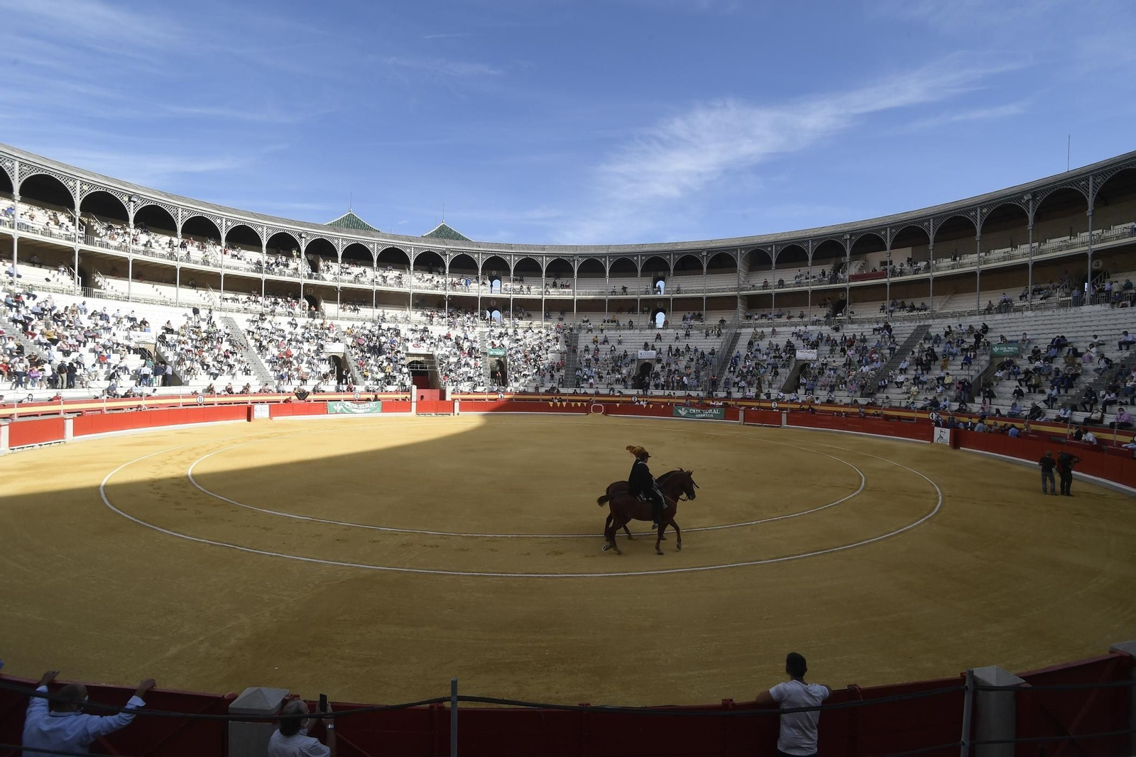 Así está la plaza de Toros de Granada en la corrida de Enrique Ponce: medidas de seguridad y distanciamiento entre el público