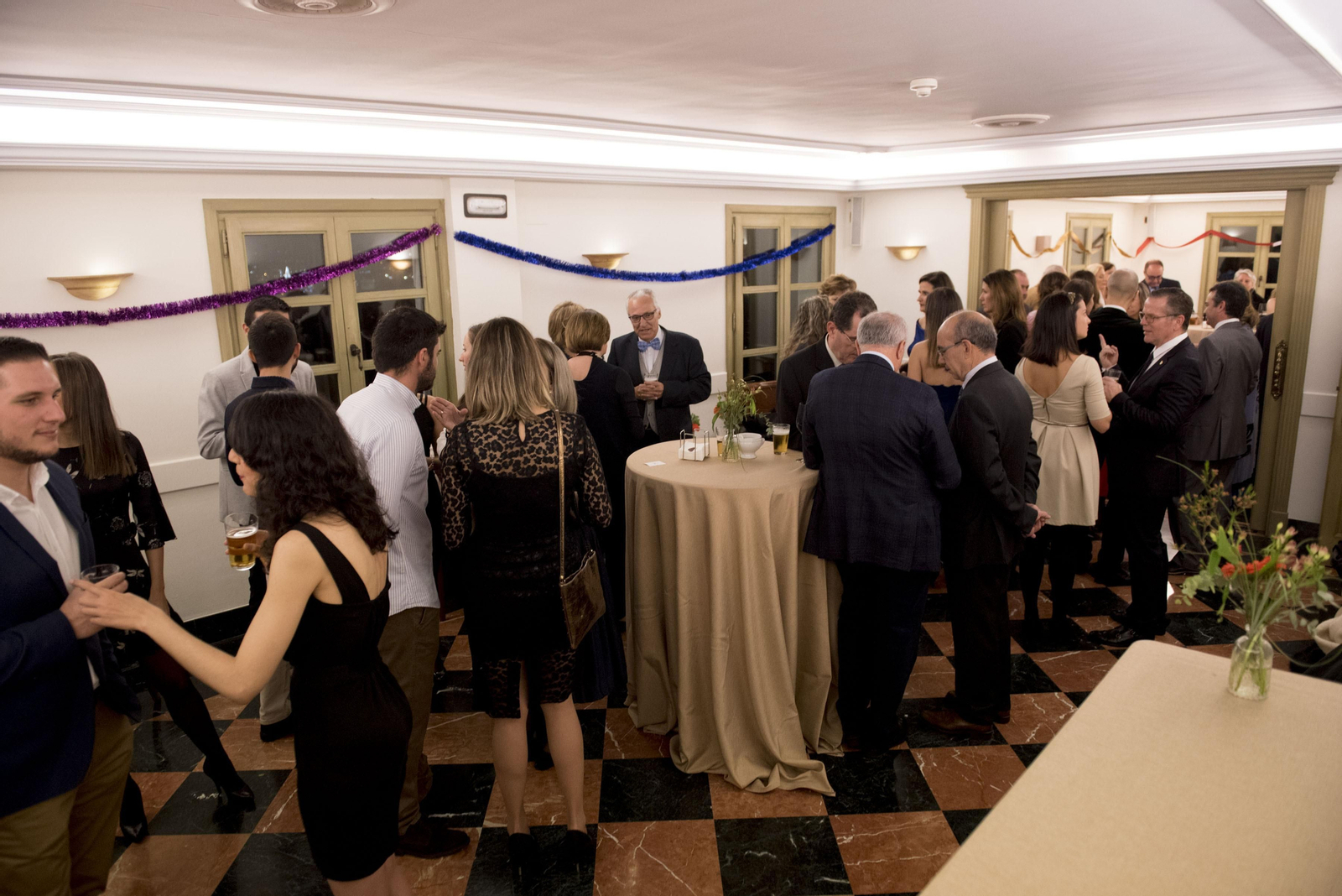 El aumento de los contagios amenaza con retraer las comidas y cenas navideñas en Granada.