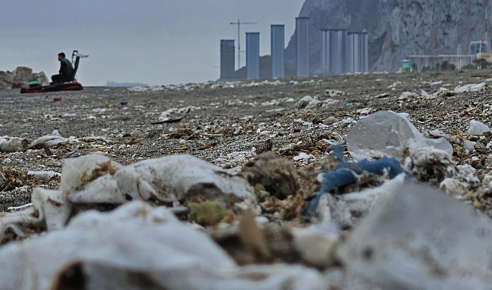 Las toallitas acumuladas en la playa de Levante de La Línea, en imágenes