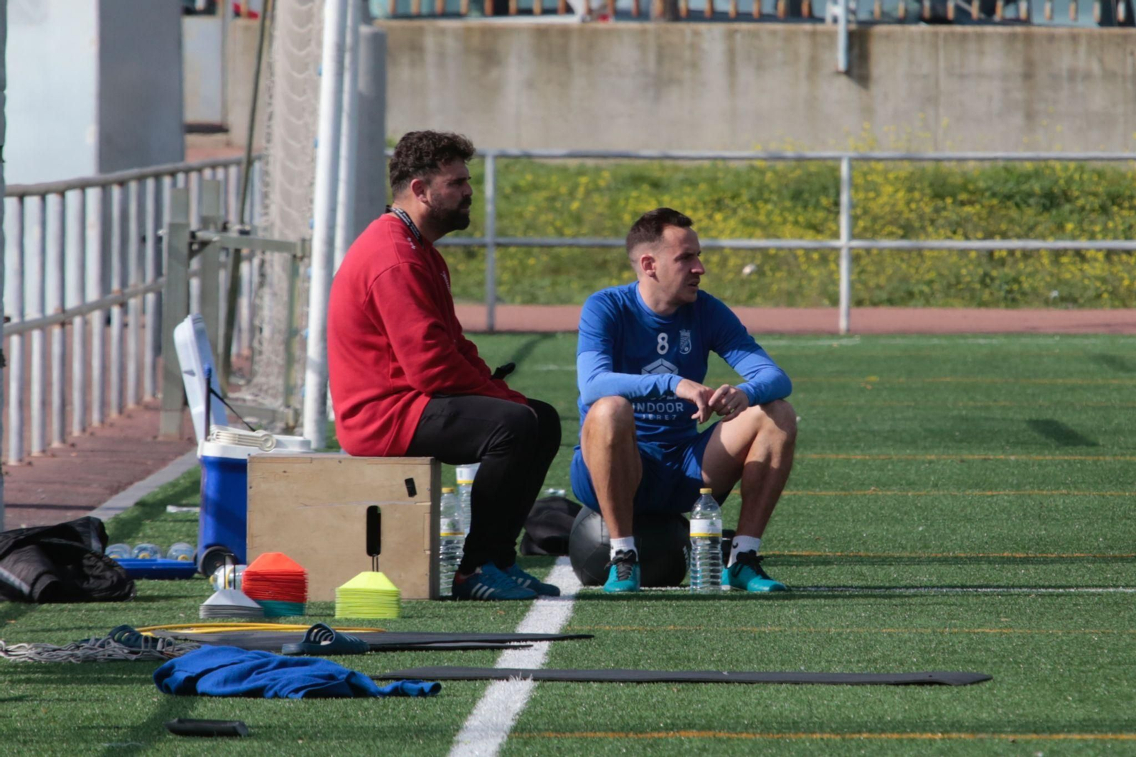 Juanca no llega para el partido en Tomares.
