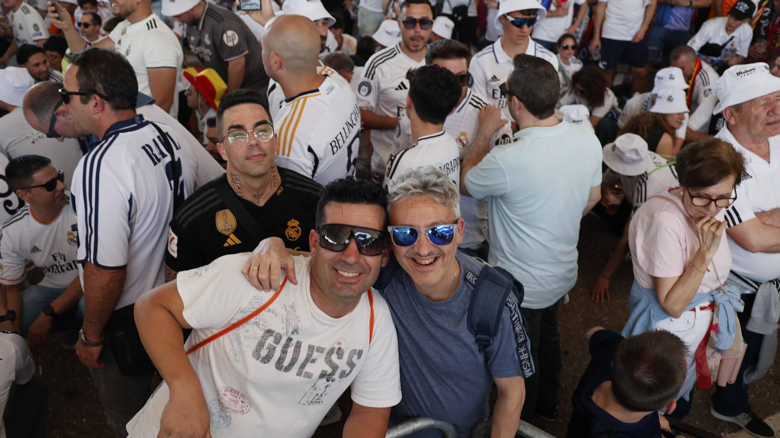 Acicionados del ral Madrid en la fan zone