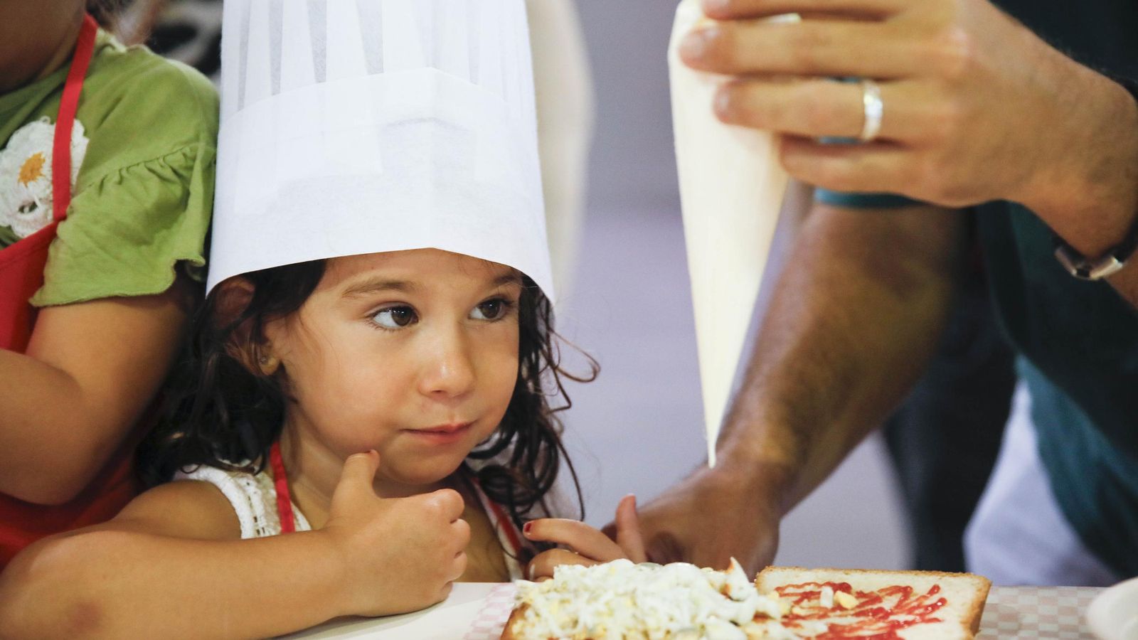 Las imágenes del taller infantil de cocina en el mercado de Almería